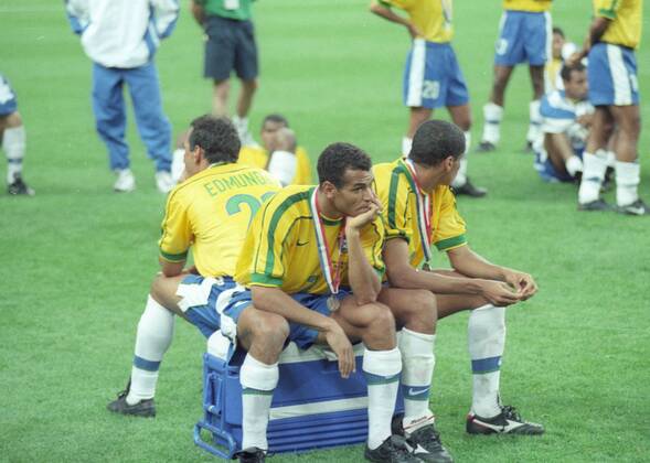Weltmeisterschaft 1998 in Frankreich. Finale: Frankreich - Brasilien 3:0 12.07.1998 in St. Denis. Enttäuschte Brasilianer v.l: Edmundo, Cafu und Baiano.