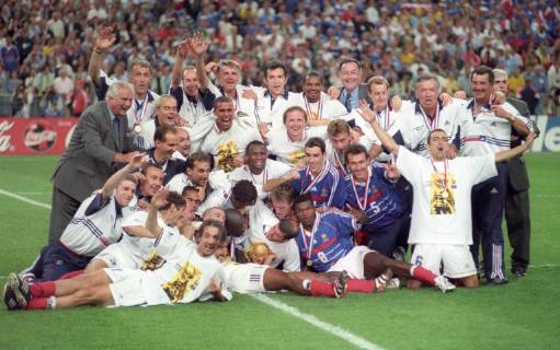 Weltmeisterschaft 1998 in Frankreich. Finale: Frankreich - Brasilien 3:0 12.07.1998 in St. Denis. Mannschaftsfoto Frankreich mit Pokal.