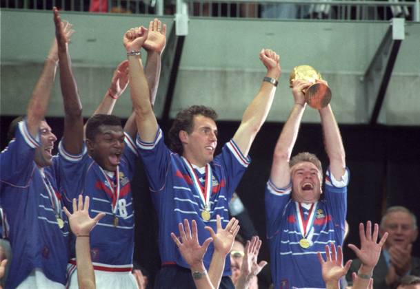 Weltmeisterschaft 1998 in Frankreich. Finale: Frankreich - Brasilien 3:0 12.07.1998 in St. Denis. Mannschaftskapitän Didier Deschamps (re.) präsntiert den WM Pokal. V.l: Zinedine Zidan, Marcel Desailly und Laurent Blanc.