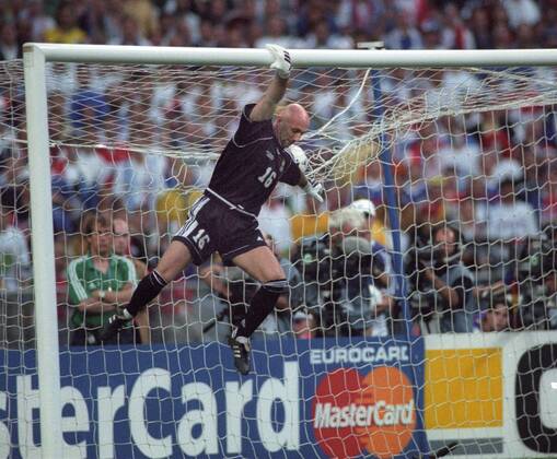 Weltmeisterschaft 1998 in Frankreich. Finale: Frankreich - Brasilien 3:0 12.07.1998 in St. Denis. Torwart Fabien Barthez (FRA) hängt am Torpfosten.