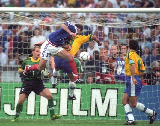 Weltmeisterschaft 1998 in Frankreich. Finale: Frankreich - Brasilien 3:0 12.07.1998 in St. Denis. Tor zum 1:0 für Frankreich durch Zinedine Zidane (10) per Kopfball, der sich gegen Leonardo durchsetzt. Re: Dunga. Links im Hintergrund Tw. Taffarel (alle Brasilien).