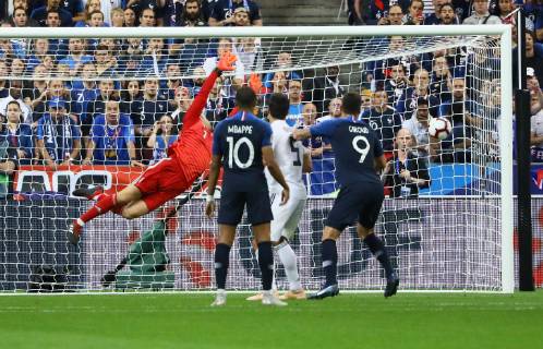 Torwart Manuel Neuer (Deutschland Germany) hat beim Torschuss zum 1:1 keine Chance - 16.10.2018: Frankreich vs. Deutschland, 4. Spieltag UEFA Nations League, Stade de France, DISCLAIMER: DFB regulations prohibit any use of photographs as image sequences and or quasi-video.