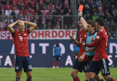 Sport Themen der Woche KW42 Sport Bilder des Tages Fussball, Herren, Saison 2018 2019, 1. Bundesliga (8. Spieltag), VfL Wolfsburg - FC Bayern München, Schiedsrichter Guido Winkmann zeigt Arjen Robben (l., Bayern München) die Gelb-Rote Karte, Robert Lewandowski (Bayern München) und James (Bayern München) diskutieren, DFL REGULATIONS PROHIBIT ANY USE OF PHOTOGRAPHS AS IMAGE SEQUENCES AND OR QUASI-VIDEO., 20.10. 2018, Copyright: xMatthiasxKochx