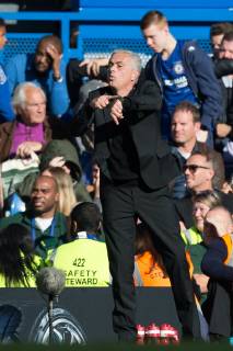Sport Themen der Woche KW42 Sport Bilder des Tages Jos? Mourinho Manager of Man Utd signals to the official in injury time during the Premier League match between Chelsea and Manchester United ManU at Stamford Bridge, London, England on 20 October 2018. **EDITORIAL USE ONLY** - Copyright: xAndyxRowlandx PMI-2330-0027