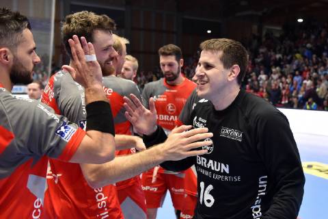 Jubel, Freude nach dem Sieg; Nebojsa Simic (Torwart MT Melsungen) (R), Michael Allendorf (L) und Simon Birkefeldt (M) , GER, MT Melsungen - Bergischer HC, Handball, 1. Bundesliga Maenner, 21.10.2018, GER, MT Melsungen - Bergischer HC, Handball, 1. Liga Maenner, 21.10.2018 Kassel Copyright: xEIBNER RolandxSippelx EP_RSL