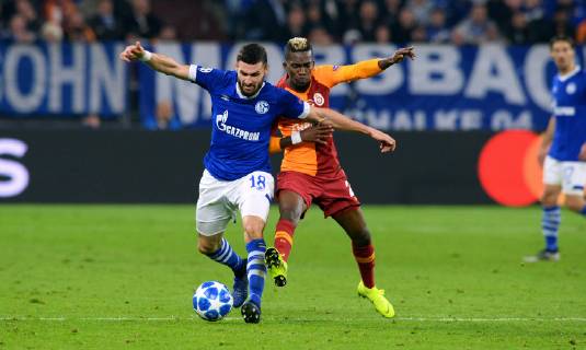Fussball, UEFA Champions League, Herren, Saison 2018 2019, Gruppe D, 4. Spieltag, VELTINS Arena Gelsenkirchen: FC Schalke 04, S04 (blau) - Galatasaray Istanbul (rot) 2:0; Daniel Caligiuri (S04), Henry Onyekuru (GAL). Aktion DFL REGULATIONS PROHIBIT ANY USE OF PHOTOGRAPHS AS IMAGE SEQUENCES AND OR QUASI-VIDEO.