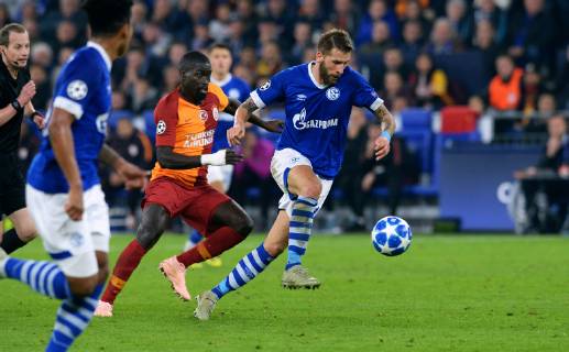 Fussball, UEFA Champions League, Herren, Saison 2018 2019, Gruppe D, 4. Spieltag, VELTINS Arena Gelsenkirchen: FC Schalke 04, S04 (blau) - Galatasaray Istanbul (rot) 2:0; Guido Burgstaller (S04), Badou Ndiaye (GAL). Aktion DFL REGULATIONS PROHIBIT ANY USE OF PHOTOGRAPHS AS IMAGE SEQUENCES AND OR QUASI-VIDEO.