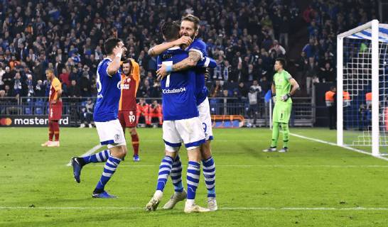 Fussball, UEFA Champions League, Herren, Saison 2018 2019, Gruppe D, 4. Spieltag, VELTINS Arena Gelsenkirchen: FC Schalke 04, S04 (blau) - Galatasaray Istanbul (rot) 2:0; Jubel Marc Uth (S04) nach seinem Tor zum 2:0, zusammen mit Guido Burgstaller (S04). Jubel, Freude, Aktion. DFL REGULATIONS PROHIBIT ANY USE OF PHOTOGRAPHS AS IMAGE SEQUENCES AND OR QUASI-VIDEO.