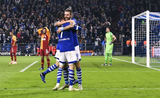 Fussball, UEFA Champions League, Herren, Saison 2018 2019, Gruppe D, 4. Spieltag, VELTINS Arena Gelsenkirchen: FC Schalke 04, S04 (blau) - Galatasaray Istanbul (rot) 2:0; Jubel Marc Uth (S04) nach seinem Tor zum 2:0, zusammen mit Guido Burgstaller (S04). Jubel, Freude, Aktion. DFL REGULATIONS PROHIBIT ANY USE OF PHOTOGRAPHS AS IMAGE SEQUENCES AND OR QUASI-VIDEO.