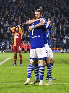 Fussball, UEFA Champions League, Herren, Saison 2018 2019, Gruppe D, 4. Spieltag, VELTINS Arena Gelsenkirchen: FC Schalke 04, S04 (blau) - Galatasaray Istanbul (rot) 2:0; Jubel Marc Uth (S04) nach seinem Tor zum 2:0, zusammen mit Guido Burgstaller (S04). Jubel, Freude, Aktion. DFL REGULATIONS PROHIBIT ANY USE OF PHOTOGRAPHS AS IMAGE SEQUENCES AND OR QUASI-VIDEO.