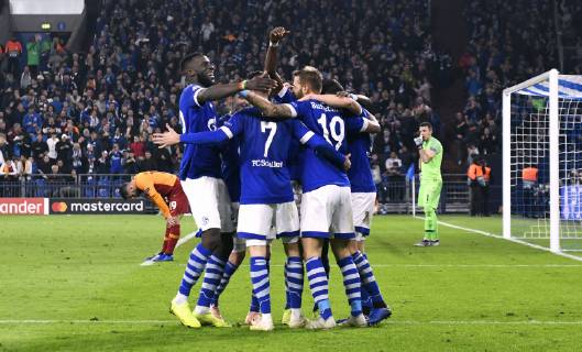 Fussball, UEFA Champions League, Herren, Saison 2018 2019, Gruppe D, 4. Spieltag, VELTINS Arena Gelsenkirchen: FC Schalke 04, S04 (blau) - Galatasaray Istanbul (rot) 2:0; Jubel Marc Uth (S04) nach seinem Tor zum 2:0, zusammen mit Guido Burgstaller (S04), Salif Sane (S04). Jubel, Freude, Aktion. DFL REGULATIONS PROHIBIT ANY USE OF PHOTOGRAPHS AS IMAGE SEQUENCES AND OR QUASI-VIDEO.
