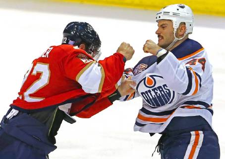Sport Themen der Woche KW45 Sport Bilder des Tages November 8, 2018 - Sunrise, FL, USA - The Edmonton Oilers Zack Kassian (44) fights with the Florida Panthers Troy Brouwer (22) during the second period at the BB&T Center in Sunrise, Fla., on Thursday, Nov. 8, 2018. The Panthers won, 4-1. Edmonton at Florida - ZUMAm67_ 20181108_zaf_m67_070 Copyright: xDavidxSantiagox