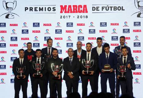 November 12, 2018 - Barcelona, Catalonia, Spain - Director of sports journal Marca, Juan Ignacio Gallardo (C) is flanked by Barcelona s Argentinian forward Lionel Messi (CL) and Atletico Madrid s Slovenian goalkeeper Jan Oblak (CR) as they pose for a family photo with the rest of award-winners during the presentation of the Football Marca Awards in Barcelona on November 12, 2018. Leo Messi Receives The Trophy For The Best Player 2017-18  - ZUMAn230 20181112_zaa_n230_254 Copyright: xJoanxVallsx