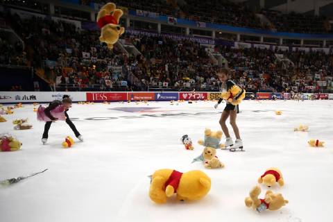 Sport Themen der Woche KW46 Sport Bilder des Tages MOSCOW, RUSSIA - NOVEMBER 16, 2018: Kids collect plush toys of Winnie the Pooh after Japanese Yuzuru Hanyu s performance during the men s short program event at the 2018 Rostelecom Cup, the fifth of six events in the 2018-19 ISU Grand Prix of Figure skating Eiskunstlauf at Megasport Arena. Valery Sharifulin TASS  TS097AAD