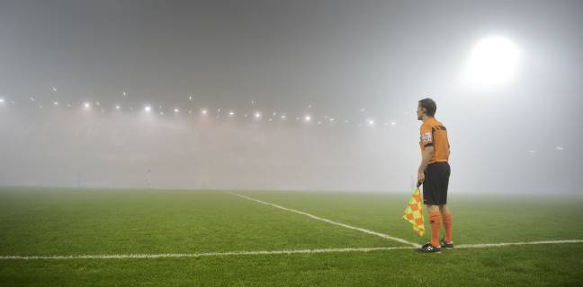 Sport Themen der Woche KW46 Sport Bilder des Tages Illustration picture shows an assistant referee and fog during a soccer game between OH Leuven and Union Saint-Gilloise, Friday 16 November 2018 in Oud-Heverlee, on the fifteenth day of the Proximus League 1B division of the Belgian soccer championship. YORICKxJANSENS  x05471311x