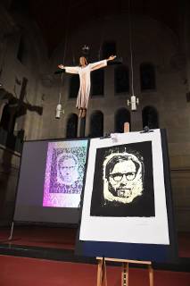 Die Druckgrafiken des Kuenstlers Cyrus von Overbeck mit dem Portraet des Fussballtrainers Juergen Klopp in der Mainzer evangelischen Christuskirche unter der schwebenden Jesusfigur (Foto vom 16.11.2018). Klopp wurde am 16. November 2018 mit einem Preis fuer nachhaltiges Wirken in den Medien ausgezeichnet. Klopp bekennt sich seit vielen Jahren auch oeffentlich zu seinem Glauben als evangelischer Christ, weshalb die Mainzer Christuskirche ihre Raeume fuer die Preisverleihung zur Verfuegung stellte. (Siehe epd-Bericht vom 17.11.2018)