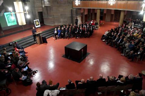 Der Fussballtrainer Juergen Klopp hat am 16.11.2018 in der mit 700 Gaesten voll besetzten Mainzer Christuskirche den Mainzer Medienpreis fuer Nachhaltiges Wirken verliehen bekommen. Klopp bekennt sich seit vielen Jahren auch oeffentlich zu seinem Glauben als evangelischer Christ, weshalb die Kirchengemeinde ihre Raeume fuer die Preisverleihung zur Verfuegung stellte. (Siehe epd-Bericht vom 17.11.2018)