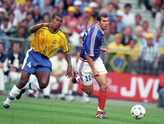 Zinedine Zidane gegen Junior Baiano (li) in Aktion bei dem Finale der Fußball WM 1998 in Paris. Zinedine Zidane gegen Junior Baiano (li) in Aktion bei dem Finale der Fußball WM 1998 in Paris.