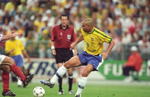 Ronaldo (re ) gegen Deschamps in Aktion bei dem Finale der Fußball WM 1998 in Paris. Ronaldo (re ) gegen Deschamps in Aktion bei dem Finale der Fußball WM 1998 in Paris.