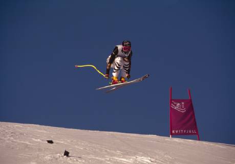 Katja Seizinger GER ehemalige deutsche Skirennläuferin geb.10.05.1972 mit 36 Weltcupsiegen 3 Olympiasiegenn 1 WM-Titel 2 Siegen im Gesamt-Weltcup 9 Einzel-Weltcup-Siegen sowie 1 Junioren-WM-Sieg ist sie die erfolgreichste Deutsche Skirennläuferin ever 3x wurde sie 94 + 96 + 98 Sportlerin des Jahres in Deutschland das Foto zeigt sie bei ihrem Olympiasieg 1994 Lillehammer.