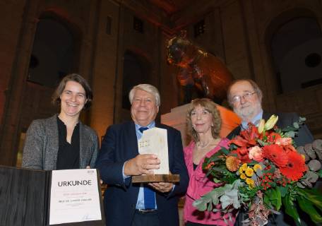 DOSB Berlin 07.12.2018 Bärensaal im Alten Stadthaus Berlin Verleihung des DOSB ETHIKPREISES 2018 an vlnr Veronika RUECKER ( RÜCKER ) Vorstandsvorsitzende des DOSB Prof Dr Gunter GEBAUER deutscher Philosoph, Sportwissenschaftler und Linguist. Professor an der Freien Universität Berlin Prof Dr Gudrun DOLL TEPPER DOSB Vize Präsidentin Bildung und Olympische Erziehung Vorsitzende des Ethikpreis Kuratoriums Prof Wolfgang SCHILD Laudator Foto Eberhard Thonfeld camera 4