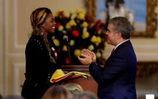 Sport Themen der Woche KW50 Sport Bilder des Tages Colombia s President Ivan Duque (R) gives the national flag to Colombian athlete Caterine Ibarguen during an act at the Casa de Narino, in Bogota, Colombia, 12 December 2018. Duque decorated Ibarguen with the Great Cross of the National Order to Merit and described her as an example for millions of citizens. Duque decorates Caterine Ibarguen in Bogota !ACHTUNG: NUR REDAKTIONELLE NUTZUNG!  Copyright: xLeonardoxMunozx AME8742 20181213-636802592777029786