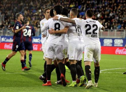 Valencia s players celebrate a goal during the Spanish LaLiga match between SD Eibar and Valencia CF at Ipurua stadium in Eibar, Basque Country, Spain, 15 December 2018. EIBAR - VALENCIA !ACHTUNG: NUR REDAKTIONELLE NUTZUNG! Copyright: xGorkaxEstradax GRAF7856 20181215-636805074863009364