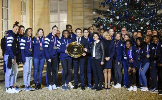 Emmanuel Macron ( president de la Republique ) - Roxana Maracineanu ( ministre des sports ) - Brigitte Macron - Equipe Feminine de Handball France - Olivier Krumbholz ( entraineur france handball feminine ) NEWS : Emmanuel Macron avec l Equipe Feminine de Handball - Paris - 17 12 2018 FedericoPestellini Panoramic