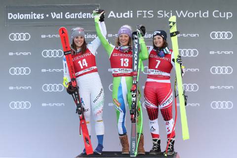 Sport Bilder des Tages ALPINE SKIING - FIS WC Val Gardena VAL GARDENA,ITALY,18.DEC.18 - ALPINE SKIING - FIS World Cup, downhill, ladies. Image shows the rejoicing of Nicol Delago (ITA), Ilka Stuhec (SLO) and Ramona Siebenhofer (AUT). Keywords: Stoeckli. GEPAxpictures xChristianxWalgram