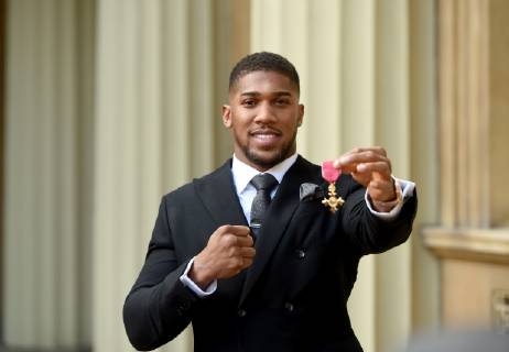 Sport Bilder des Tages 20 12 2018. London, United Kingdom. Boxer Anthony Joshua with his award after an Investiture at Buckingham Palace in London.  xPoolx xixImagesx IIM-19045-0001