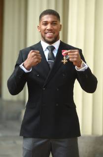 20 12 2018. London, United Kingdom. Boxer Anthony Joshua with his award after an Investiture at Buckingham Palace in London.  xPoolx xixImagesx IIM-19045-0003