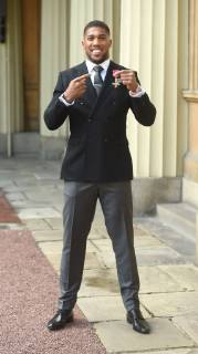 20 12 2018. London, United Kingdom. Boxer Anthony Joshua with his award after an Investiture at Buckingham Palace in London.  xPoolx xixImagesx IIM-19045-0006