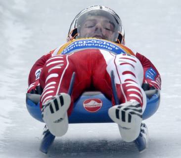 Der Italiener Armin Zoeggeler startet zum ersten Lauf beim Rodel-Weltcup-Rennen in Winterberg am Samstag, 17. Jan. 2004. Zoeggeler wbelegte Platz drei hinter den Deutschen Georg Hackl und David Moeller. In der Weltcup-Gesamtwertung fuehr er nach dem 6. Rennen mit 501 Punkten vor David Moeller mit 401 Punkten. ( Eckehard Schulz) -----Italy s Armin Zoeggeler starts to the first run of the Luge World Cup competition in Winterberg, Germany, Saturday, Jan. 17, 2004. He Hackl placed on third and leads the world cup standing. ( Eckehard Schulz) WINTERBERG DEU
