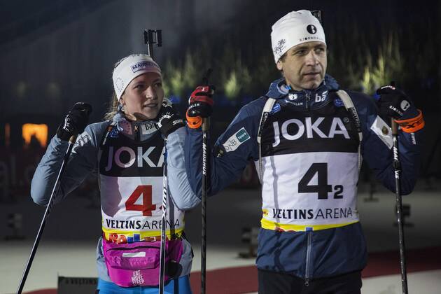 Björndalen, JOKA Biathlon WTC 2018, Gelsenkirchen, Deutschland Gelsenkirchen, Deutschland. 29. Dezember 2018. L-R: Darja Domratschewa (BLR), Ole Einar Björndalen (NOR). Biathlon-Legende Ole Einar Björndalen beendet seine Ski-Karriere mit Start bei der JOKA Biathlon World Team Challenge 2018 auf Schalke.