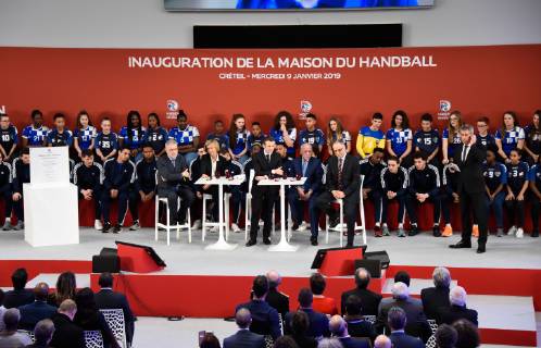 Emmanuel Macron ( president de la Republique ) a l inauguration de la Maison du Handball - Laurent Cathala ( maire de Creteil ) - Joel Delplanque ( president FFHB ) - Valerie Pecresse ( presidente de la region ile de france ) NEWS : Emmanuel Macron a l inauguration de la Maison du Handball - Creteil - 09 01 2019 FedericoPestellini Panoramic