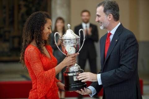 Spain s King Felipe VI (R) gives the Princess Leonor Award for the best under-18 sportswoman to athlete Maria Vicente during the 2017 National Sports Awards ceremony held at the Palace of El Pardo in Madrid, Spain, 10 January 2019. National Sports Awards ceremony !ACHTUNG: NUR REDAKTIONELLE NUTZUNG!  Copyright: xEMILIOxNARANJOx GRAF6733 20190110-636827272287105706