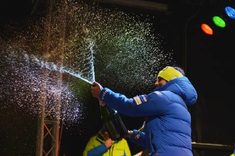 Siegerehrungen nach den Biathlon-Weltcup-Sprint-Rennen der Frauen (10.01.2019) und den -Sprint-Rennen der Männer (11.01.2019). Lisa Vittozzi (ITA) feiert ihren ersten Weltcupsieg bei der Siegerehrung mit einer Sektdusche, sie sprüht den Sekt in Richtung der Zuschauer. Oberhof Thüringen Deutschland