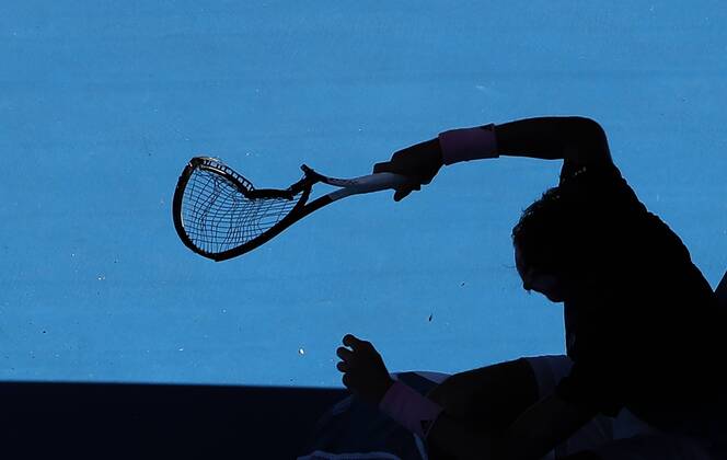Sport Themen der Woche KW04 Sport Bilder des Tages (190121) -- MELBOURNE, Jan. 21, 2019 (Xinhua) -- Alexander Zverev of Germany smashes his racket during the men s singles fourth round match between Alexander Zverev of Germany and Milos Raonic of Canada at 2019 Australian Open in Melbourne, Australia, on Jan. 21, 2019. Alexander Zverev lost 0-3. (Xinhua Bai Xuefei) (SP)AUSTRALIA-MELBOURNE-TENNIS-AUSTRALIAN OPEN 