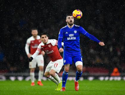 Football - 2018 2019 Premier League - Arsenal vs. Cardiff City Cardiff City s Callum Paterson holds off the challenge from Arsenal s Lucas Torreira, at The Emirates. COLORSPORT ASHLEY WESTERN