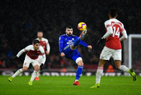 Football - 2018 2019 Premier League - Arsenal vs. Cardiff City Cardiff City s Callum Paterson holds off the challenge from Arsenal s Lucas Torreira, at The Emirates. COLORSPORT ASHLEY WESTERN