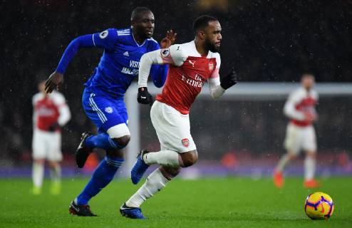 Football - 2018 2019 Premier League - Arsenal vs. Cardiff City Arsenal s Alexandre Lacazette holds off the challenge from Cardiff City s Sol Bamba, at The Emirates. COLORSPORT ASHLEY WESTERN