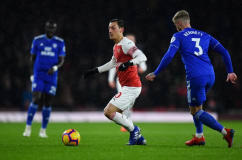 Football - 2018 2019 Premier League - Arsenal vs. Cardiff City Arsenal s Mesut Ozil holds off the challenge from Cardiff City s Joe Bennett, at The Emirates. COLORSPORT ASHLEY WESTERN