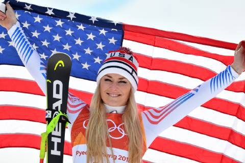 Lindsey VONN (USA) beendet Karriere nach Ski WM. Archivfoto; Lindsey VONN (USA) mit amerikanischer Flagge, Jubel,Freude,Begeisterung, Aktion,Einzelbild,angeschnittenes Einzelmotiv,Halbfigur,halbe Figur. Flower Ceremony. Ski Alpin,am 21.02.2018, Jeongseon Alpine Centre. Olympische Winterspiele 2018, vom 09.02. - 25.02.2018 in PyeongChang. Â