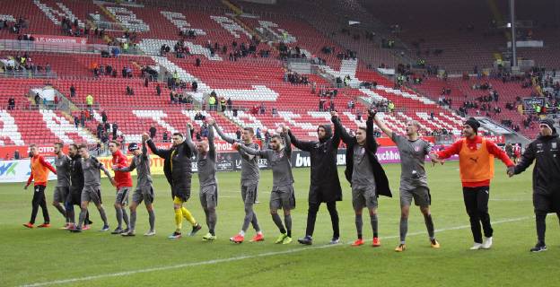 09.02.2019, xklex, Fussball 3.Liga, 1.FC Kaiserslautern - Hallescher FC emspor, v.l. Die Spieler von Halle nach Spielende bei ihren Fans (DFL DFB REGULATIONS PROHIBIT ANY USE OF PHOTOGRAPHS as IMAGE SEQUENCES and or QUASI-VIDEO) Kaiserslautern