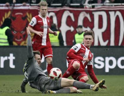 09.02.2019, xklex, Fussball 3.Liga, 1.FC Kaiserslautern - Hallescher FC emspor, v.l. Dominik Schad (Kaiserslautern) Pascal Sohm (Hallescher FC) (DFL DFB REGULATIONS PROHIBIT ANY USE OF PHOTOGRAPHS as IMAGE SEQUENCES and or QUASI-VIDEO) Kaiserslautern