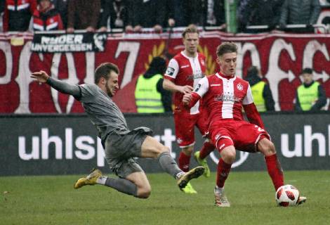 09.02.2019, xklex, Fussball 3.Liga, 1.FC Kaiserslautern - Hallescher FC emspor, v.l. Dominik Schad (Kaiserslautern) Pascal Sohm (Hallescher FC) (DFL DFB REGULATIONS PROHIBIT ANY USE OF PHOTOGRAPHS as IMAGE SEQUENCES and or QUASI-VIDEO) Kaiserslautern
