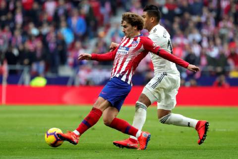 Fußball, Atletico Madrid - Real Madrid Atletico Madrid s Antoine Griezmann (L) in action against Real Madrid s Casemiro (R) during a Spanish LaLiga soccer match between Atletico Madrid and Real Madrid at the Wanda Metropolitano stadium in Madrid, Spain, 09 February 2019. Atletico Madrid vs Real Madrid !ACHTUNG: NUR REDAKTIONELLE NUTZUNG! Copyright: xJUANJOxMARTINx GRAF4533 20190209-636853320738263542