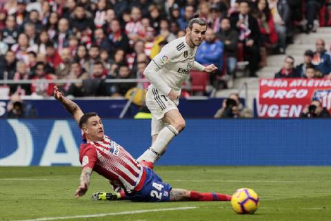 Fußball, Atletico Madrid - Real Madrid Atletico de Madrid s Jose Maria Gimenez and Real Madrid s Gareth Bale fight for the ball during La Liga match between Atletico de Madrid and Real Madrid at Wanda Metropolitano Stadium in Madrid, Spain. February 09, 2019. (201902090188)