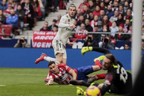 Fußball, Atletico Madrid - Real Madrid Atletico de Madrid s Jose Maria Gimenez and Real Madrid s Gareth Bale (who scores goal) during La Liga match between Atletico de Madrid and Real Madrid at Wanda Metropolitano Stadium in Madrid, Spain. February 09, 2019. (201902090189)