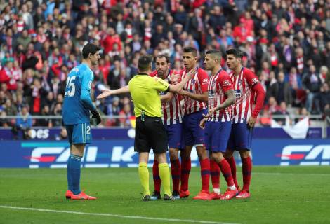 Fußball, Atletico Madrid - Real Madrid Atletico Madrid s players speak to Spanish referee Estrada Fernandez (2-L) during a Spanish LaLiga soccer match between Atletico Madrid and Real Madrid at the Wanda Metropolitano stadium in Madrid, Spain, 09 February 2019. Atletico Madrid vs Real Madrid !ACHTUNG: NUR REDAKTIONELLE NUTZUNG! Copyright: xJuanJoxMartínx GRAF4593 20190209-636853326719125050